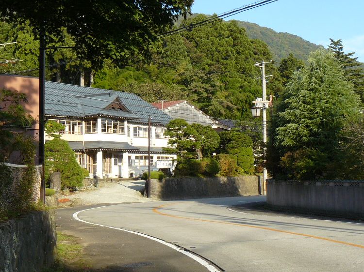 ������E����X